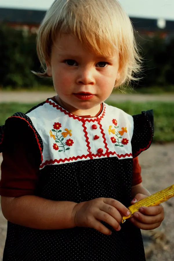 Laura kirjaillussa mekossa