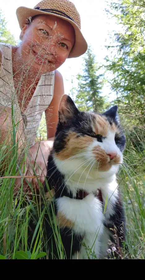Laura ja Myssy heinikossa