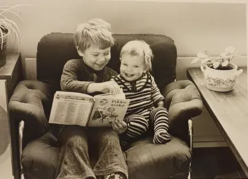 Laura ja isoveli lukevat Pikku-sisko-kirjaa