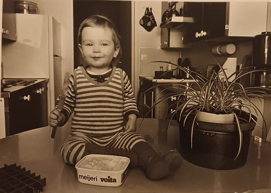Laura keittiön pöydällä voirasian kanssa